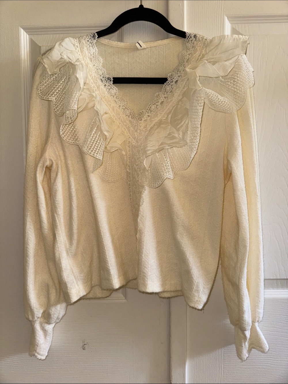 NWOT 19Thirteen Vintage Lace-Trim Ivory Ruffle Knit Blouse
